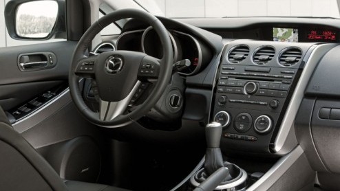 Mazdas vernieuwde CX-7 is Europeser dan ooit. Terwijl de eerste generatie met benzinedrinkende turbomotor vooral de Amerikanen wist te bekoren, wordt de facelift van de Japanner kracht bij gezet met