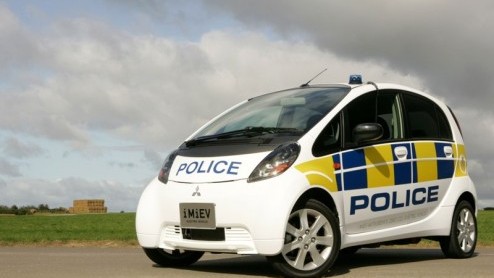 Politie te paard, te voet, op de fiets of op een Segway, de sterke arm der wet kiest in haar werk allerlei vormen van mobiliteit. In Engeland stapt een Brits politiekorps in de Mitsubishi i-MiEV. De e