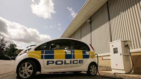 Politie te paard, te voet, op de fiets of op een Segway, de sterke arm der wet kiest in haar werk allerlei vormen van mobiliteit. In Engeland stapt een Brits politiekorps in de Mitsubishi i-MiEV. De e