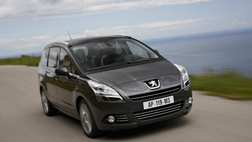 Peugeot maakt er geen geheim van dat de 5008 diverse componenten deelt met de Citron C4 Grand Picasso. Het exterieur lijkt welhaast n op n te zijn overgenomen. Ook technisch leunt ie sterk op zn