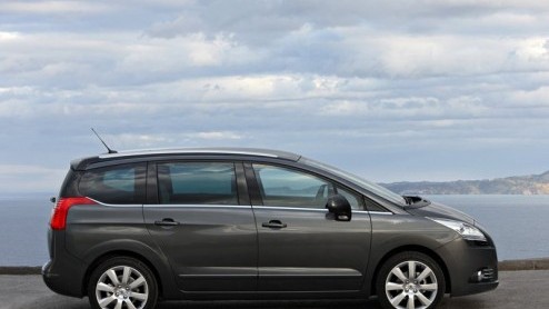 Peugeot maakt er geen geheim van dat de 5008 diverse componenten deelt met de Citron C4 Grand Picasso. Het exterieur lijkt welhaast n op n te zijn overgenomen. Ook technisch leunt ie sterk op zn