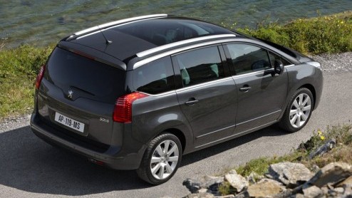 Peugeot maakt er geen geheim van dat de 5008 diverse componenten deelt met de Citron C4 Grand Picasso. Het exterieur lijkt welhaast n op n te zijn overgenomen. Ook technisch leunt ie sterk op zn
