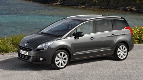 Peugeot maakt er geen geheim van dat de 5008 diverse componenten deelt met de Citron C4 Grand Picasso. Het exterieur lijkt welhaast n op n te zijn overgenomen. Ook technisch leunt ie sterk op zn