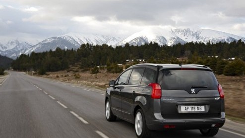 Peugeot maakt er geen geheim van dat de 5008 diverse componenten deelt met de Citron C4 Grand Picasso. Het exterieur lijkt welhaast n op n te zijn overgenomen. Ook technisch leunt ie sterk op zn