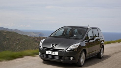 Peugeot maakt er geen geheim van dat de 5008 diverse componenten deelt met de Citron C4 Grand Picasso. Het exterieur lijkt welhaast n op n te zijn overgenomen. Ook technisch leunt ie sterk op zn