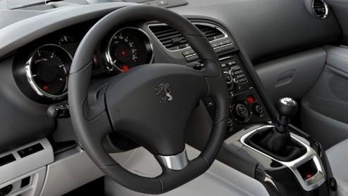 Peugeot maakt er geen geheim van dat de 5008 diverse componenten deelt met de Citron C4 Grand Picasso. Het exterieur lijkt welhaast n op n te zijn overgenomen. Ook technisch leunt ie sterk op zn