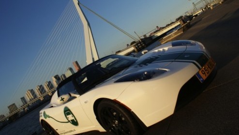 De eerste Tesla in Nederland is een feit. Afgelopen week heeft Green Mobility in Rotterdam het eerste exemplaar in ontvangst genomen. De supersnelle elektrische sportauto wordt toegevoegd als paradepa