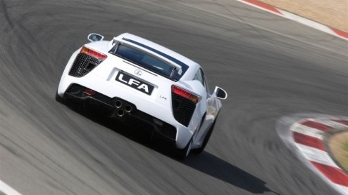 Een hoogtoerige 4.8 V10, vijfhonderdzestig pk en maximaal 325 km/u. De specificaties van de nieuwe Lexus LFA liegen er niet om! De Japanners doen vandaag de supersportauto uit de doeken en hebben ook