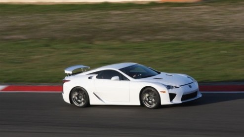 Een hoogtoerige 4.8 V10, vijfhonderdzestig pk en maximaal 325 km/u. De specificaties van de nieuwe Lexus LFA liegen er niet om! De Japanners doen vandaag de supersportauto uit de doeken en hebben ook