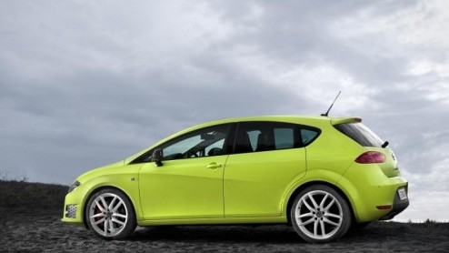 De nieuwe Seat Leon Cupra R is klaar voor de start. De flink gepeperde Spanjaard is inmiddels toegevoegd aan de Nederlandse prijslijst en staat voor 36.495 euro in de boeken. Het kersverse topmodel pa