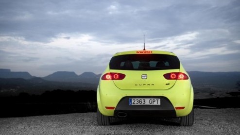 De nieuwe Seat Leon Cupra R is klaar voor de start. De flink gepeperde Spanjaard is inmiddels toegevoegd aan de Nederlandse prijslijst en staat voor 36.495 euro in de boeken. Het kersverse topmodel pa