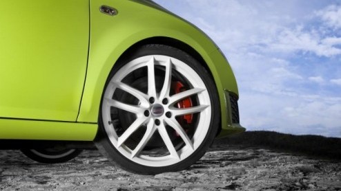 De nieuwe Seat Leon Cupra R is klaar voor de start. De flink gepeperde Spanjaard is inmiddels toegevoegd aan de Nederlandse prijslijst en staat voor 36.495 euro in de boeken. Het kersverse topmodel pa