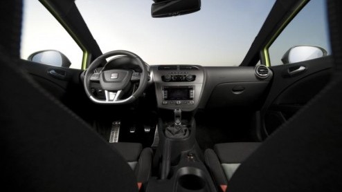 De nieuwe Seat Leon Cupra R is klaar voor de start. De flink gepeperde Spanjaard is inmiddels toegevoegd aan de Nederlandse prijslijst en staat voor 36.495 euro in de boeken. Het kersverse topmodel pa