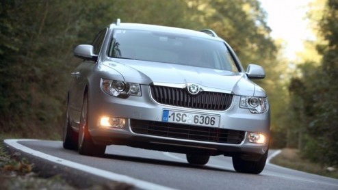 De Skoda Superb is een graag geziene gast in taxikringen. De bewegingsvrijheid in het binnenste en de bagagecapaciteit zijn fenomenaal. De ruimte op de achterbank doet niet onder voor een verlengde BM