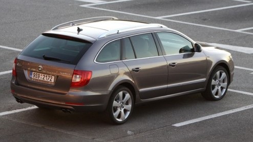 De Skoda Superb is een graag geziene gast in taxikringen. De bewegingsvrijheid in het binnenste en de bagagecapaciteit zijn fenomenaal. De ruimte op de achterbank doet niet onder voor een verlengde BM