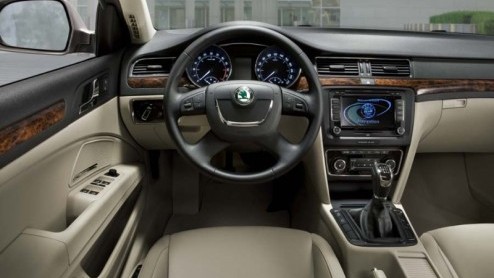 De Skoda Superb is een graag geziene gast in taxikringen. De bewegingsvrijheid in het binnenste en de bagagecapaciteit zijn fenomenaal. De ruimte op de achterbank doet niet onder voor een verlengde BM