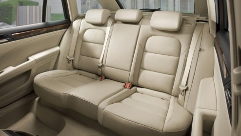 De Skoda Superb is een graag geziene gast in taxikringen. De bewegingsvrijheid in het binnenste en de bagagecapaciteit zijn fenomenaal. De ruimte op de achterbank doet niet onder voor een verlengde BM