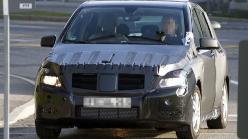 Gutentag! Met wie hebben we het genoegen? De nieuwe Mercedes-Benz B-Klasse, die als compacte middenklasser eind 2011 officieel in de spotlights staat. Zijn ruimtelijke inborst daarvoor in eerste insta