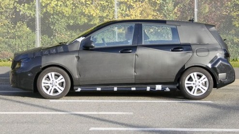 Gutentag! Met wie hebben we het genoegen? De nieuwe Mercedes-Benz B-Klasse, die als compacte middenklasser eind 2011 officieel in de spotlights staat. Zijn ruimtelijke inborst daarvoor in eerste insta