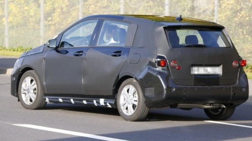 Gutentag! Met wie hebben we het genoegen? De nieuwe Mercedes-Benz B-Klasse, die als compacte middenklasser eind 2011 officieel in de spotlights staat. Zijn ruimtelijke inborst daarvoor in eerste insta