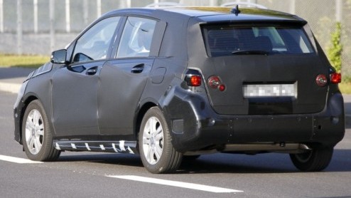 Gutentag! Met wie hebben we het genoegen? De nieuwe Mercedes-Benz B-Klasse, die als compacte middenklasser eind 2011 officieel in de spotlights staat. Zijn ruimtelijke inborst daarvoor in eerste insta