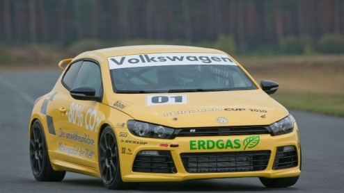 Nu Volkswagen diverse aardgasmodellen voor de dagelijkse automobilist in de markt heeft gezet, kiest het merk voor een nieuwe tak van sport: de Scirocco-cup. Waarom niet alleen schoon rijden maar ook 
