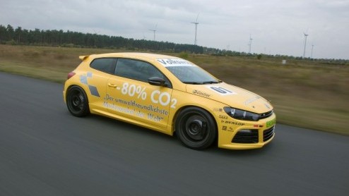 Nu Volkswagen diverse aardgasmodellen voor de dagelijkse automobilist in de markt heeft gezet, kiest het merk voor een nieuwe tak van sport: de Scirocco-cup. Waarom niet alleen schoon rijden maar ook 