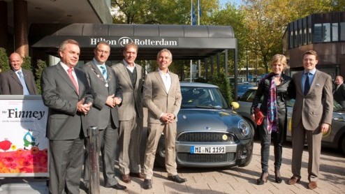 Een volledig elektrisch aangedreven Mini maakte deze week zijn eerste publieke optreden in ons land. Niemand minder dan Prinses Laurentien en Prins Constantijn kozen voor de Mini E als emissievrije ve