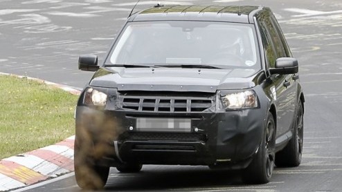Dat Land Rover aan een nieuw compact model werkt staat vast. Alleen mogen we nog niet weten hoe deze LRX er echt uit gaat zien. De Britten maken daarom gebruik van een ingekorte Freelander om nog ev