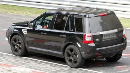 Dat Land Rover aan een nieuw compact model werkt staat vast. Alleen mogen we nog niet weten hoe deze LRX er echt uit gaat zien. De Britten maken daarom gebruik van een ingekorte Freelander om nog ev