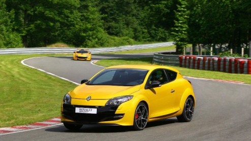 Het pk-spektakel in de compacte middenklasse heeft er weer een hot hatch bij: de Renault Megane RS. Deze staat nog dit jaar in de showroom en koppelt 250 turbopaarden en sportiviteit aan een vanafprij