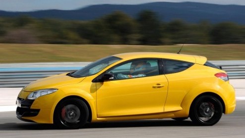 Het pk-spektakel in de compacte middenklasse heeft er weer een hot hatch bij: de Renault Megane RS. Deze staat nog dit jaar in de showroom en koppelt 250 turbopaarden en sportiviteit aan een vanafprij