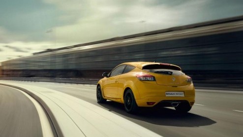 Het pk-spektakel in de compacte middenklasse heeft er weer een hot hatch bij: de Renault Megane RS. Deze staat nog dit jaar in de showroom en koppelt 250 turbopaarden en sportiviteit aan een vanafprij