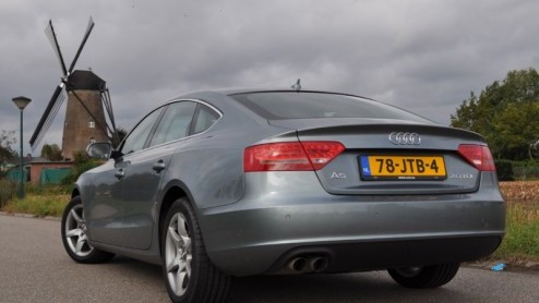 Audi houdt er een dubieuze filosofie op na met de aanduiding Sportback. Ze maken het ons en de consument niet gemakkelijk. In het geval van de A3 is de Sportback een halve station, terwijl de A5 Sport