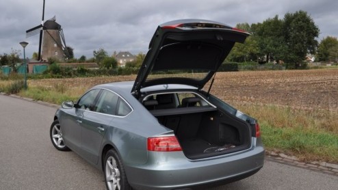 Audi houdt er een dubieuze filosofie op na met de aanduiding Sportback. Ze maken het ons en de consument niet gemakkelijk. In het geval van de A3 is de Sportback een halve station, terwijl de A5 Sport