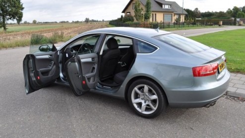 Audi houdt er een dubieuze filosofie op na met de aanduiding Sportback. Ze maken het ons en de consument niet gemakkelijk. In het geval van de A3 is de Sportback een halve station, terwijl de A5 Sport