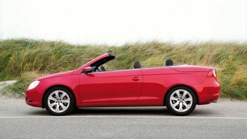 Volkswagen heeft in navolging van andere modellen en merken binnen de VAG-groep de 2.0 TSI fijngeslepen. De Scirocco en krijgt er 10 pk en komt op 210 pk. Daarmee is de scheurneus iets sneller en zelf