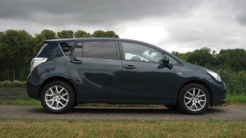 Zoek je bij Toyota een ruime gezinsauto, dan ben je aangewezen op de Avensis Wagon of de MPV Verso. De Verso werd in zijn vroege jaren aangeduid als Corolla Verso, maar omdat de Japanners de Yaris Ver