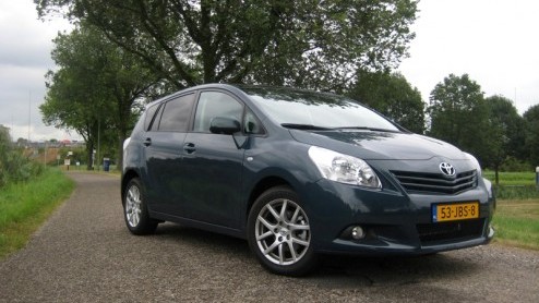 Zoek je bij Toyota een ruime gezinsauto, dan ben je aangewezen op de Avensis Wagon of de MPV Verso. De Verso werd in zijn vroege jaren aangeduid als Corolla Verso, maar omdat de Japanners de Yaris Ver