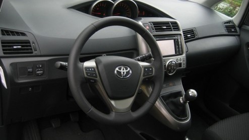 Zoek je bij Toyota een ruime gezinsauto, dan ben je aangewezen op de Avensis Wagon of de MPV Verso. De Verso werd in zijn vroege jaren aangeduid als Corolla Verso, maar omdat de Japanners de Yaris Ver