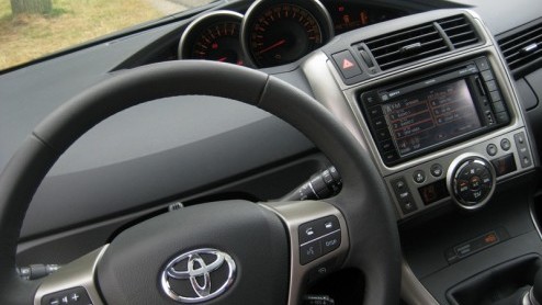 Zoek je bij Toyota een ruime gezinsauto, dan ben je aangewezen op de Avensis Wagon of de MPV Verso. De Verso werd in zijn vroege jaren aangeduid als Corolla Verso, maar omdat de Japanners de Yaris Ver