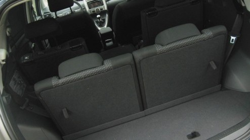 Zoek je bij Toyota een ruime gezinsauto, dan ben je aangewezen op de Avensis Wagon of de MPV Verso. De Verso werd in zijn vroege jaren aangeduid als Corolla Verso, maar omdat de Japanners de Yaris Ver