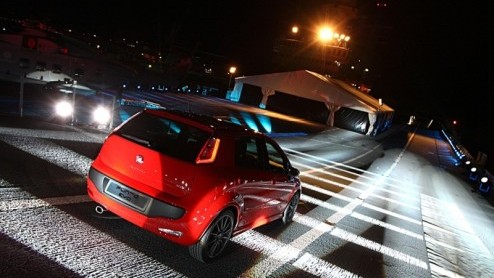 De vernieuwde Fiat Grande Punto staat als Punto Evo bij de dealers. Fiat weet daarom wat de bijgewerkte Italiaan moet gaan kosten; minimaal 12.495 euro. Voor de liefhebbers blijft het huidige model Gr