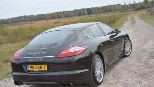 Een 911 is een echte Porsche, maar de vraag is of andere modellen ook deze merknaam verdienen? Discussie ontstond er bij de lancering van de Cayenne en nu lijkt de nieuwe Panamera eenzelfde weg te bew