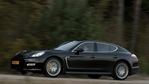 Een 911 is een echte Porsche, maar de vraag is of andere modellen ook deze merknaam verdienen? Discussie ontstond er bij de lancering van de Cayenne en nu lijkt de nieuwe Panamera eenzelfde weg te bew