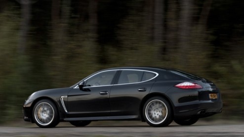 Een 911 is een echte Porsche, maar de vraag is of andere modellen ook deze merknaam verdienen? Discussie ontstond er bij de lancering van de Cayenne en nu lijkt de nieuwe Panamera eenzelfde weg te bew