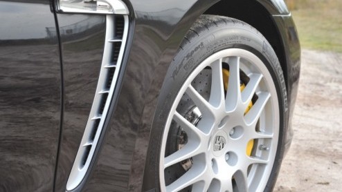 Een 911 is een echte Porsche, maar de vraag is of andere modellen ook deze merknaam verdienen? Discussie ontstond er bij de lancering van de Cayenne en nu lijkt de nieuwe Panamera eenzelfde weg te bew