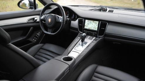 Een 911 is een echte Porsche, maar de vraag is of andere modellen ook deze merknaam verdienen? Discussie ontstond er bij de lancering van de Cayenne en nu lijkt de nieuwe Panamera eenzelfde weg te bew