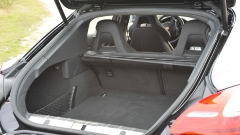 Een 911 is een echte Porsche, maar de vraag is of andere modellen ook deze merknaam verdienen? Discussie ontstond er bij de lancering van de Cayenne en nu lijkt de nieuwe Panamera eenzelfde weg te bew