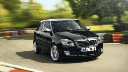 Skoda geeft de Fabia op verzoek een atletische behandeling en komt dan tot de Fabia Sportline. De Tsjechen rusten m uit met benzinemotoren of diesels; de dealer vraagt er minimaal 18.300 euro voor.